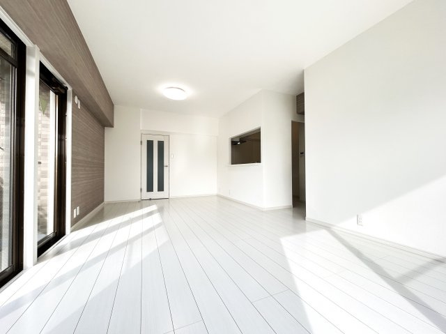 ◆室内リフォーム済み◆４階角住戸で陽当たり・通風・眺望良好◆阪急「松尾大社」駅徒歩９分◆グレース嵐山の居間・リビング|リビング