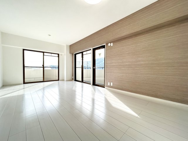 ◆室内リフォーム済み◆４階角住戸で陽当たり・通風・眺望良好◆阪急「松尾大社」駅徒歩９分◆グレース嵐山の居間・リビング|リビング