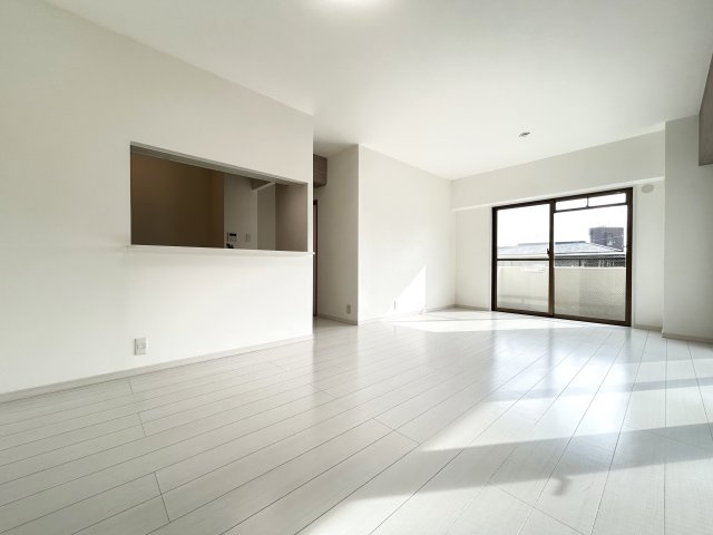 ◆室内リフォーム済み◆４階角住戸で陽当たり・通風・眺望良好◆阪急「松尾大社」駅徒歩９分◆グレース嵐山の居間・リビング|リビング