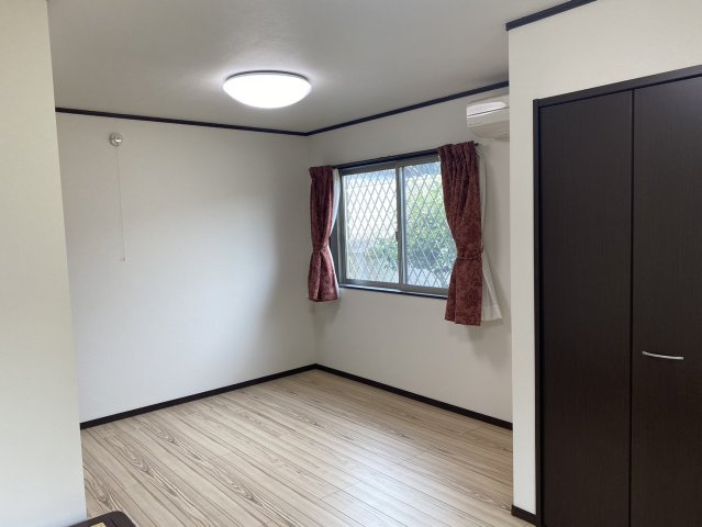 和水町久井原中古住宅の洋室