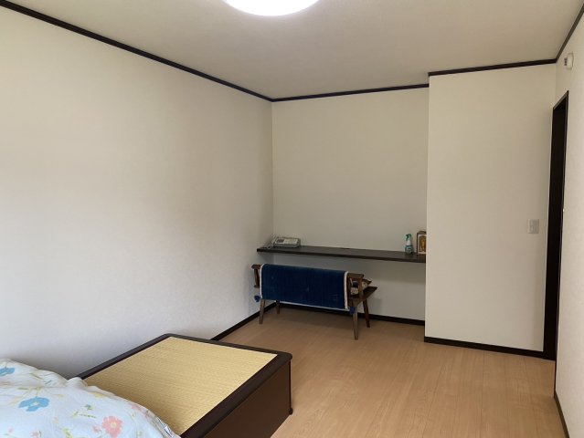 和水町久井原中古住宅の洋室