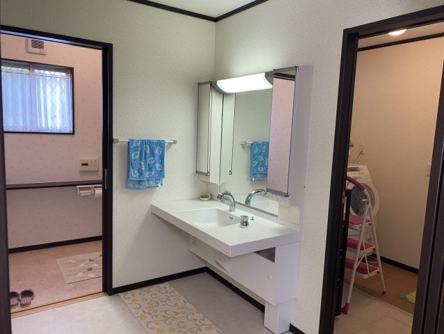 和水町久井原中古住宅の独立洗面台