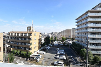 【展望】 | 眼前に広がる空の雄大さと、このお部屋の自慢の一つである「眺望」をご覧ください。毎日、この景色を独り占めできる新生活に夢が広がります。～即日のご見学可能～　お問合せはお気軽にどうぞ。
