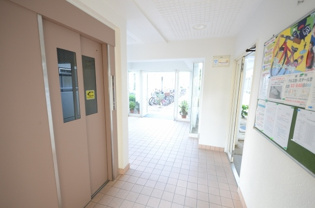 伊丹野間ダイヤハイツのエントランス