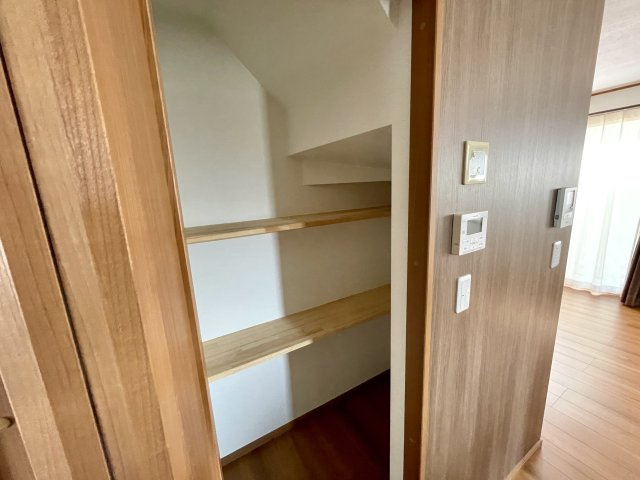 【収納】 | 山形市飯田4丁目　中古戸建 | リビングから出し入れできる階段下収納もございます♪