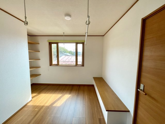 【ランドリースペース】 | 山形市飯田4丁目　中古戸建 | 2階ホールです♪室内での物干しが出来るほか、収納棚も完備♪