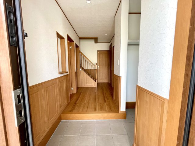 【玄関】 | 山形市飯田4丁目　中古戸建 | 玄関ホールです♪