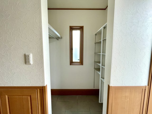【収納】 | 山形市飯田4丁目　中古戸建 | こちらはシューズクロークとなっております♪たくさんの靴をお持ちの方でもゆとりをもって収納できます！