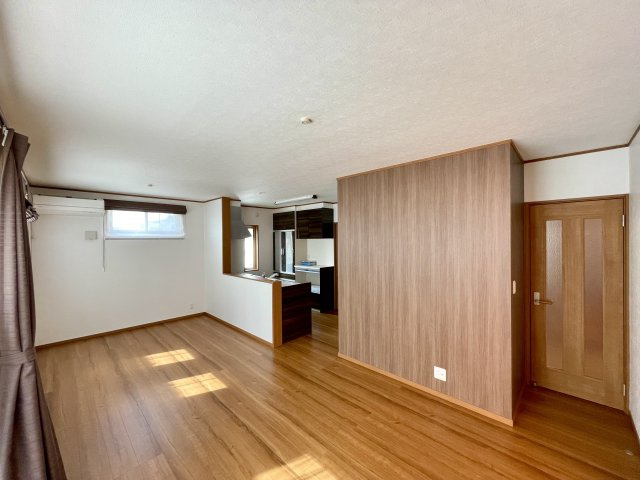 【居間・リビング】 | 山形市飯田4丁目　中古戸建 | 木の温かみのある色が落ち着くリビングです♪