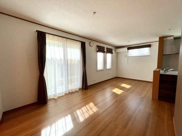 【居間・リビング】 | 山形市飯田4丁目　中古戸建 | 窓も大きく、日当たり良好です♪