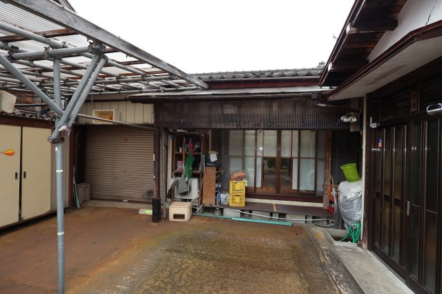 見附市明晶町　中古戸建の駐車場|車をお持ちの方に嬉しい駐車場付きの物件です
