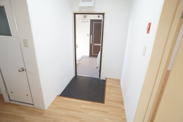 逆瀬台住宅2号棟の玄関