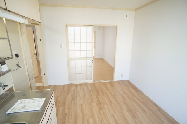 逆瀬台住宅2号棟の居間・リビング