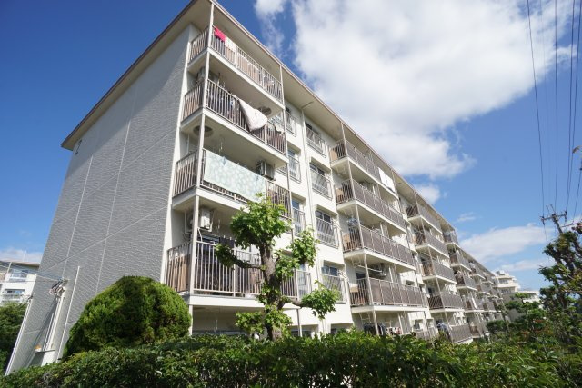 逆瀬台住宅2号棟の外観