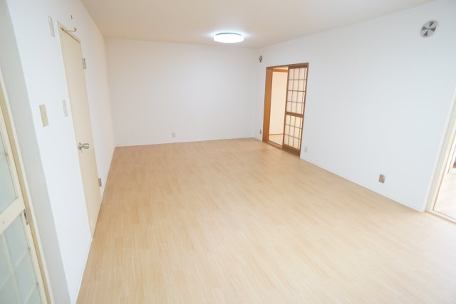 逆瀬台住宅2号棟の居間・リビング