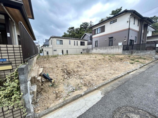 【前面道路含む現地写真】 | お散歩も快適な緑に恵まれた住宅地は、伸び伸びスローライフを叶えてくれます。自然豊富な季節の移ろいを身近に感じられる環境。小学校や幼稚園・保育園が徒歩圏内♪家庭も、安心して新生活をスタートできますね♪♪