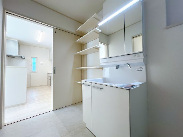 熊谷市石原　全２棟の独立洗面台|ゆとりの洗面スペースで朝の身支度も快適スムーズに。３面鏡で髪のセットやお化粧もストレスなくこなせ、朝から気分良く通勤通学に向かえそうですね！鏡の裏にはたっぷりと収納スペースを標準装備