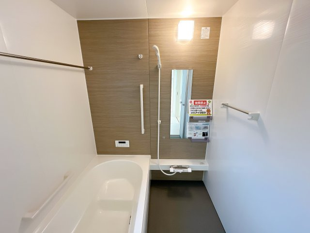 熊谷市石原　全２棟の浴室|ゆったり寛げる1坪タイプのシステムバス。足を伸ばしてゆっくりとくつろげます。お子様と一緒に入ってもゆとりがありますね♪便利な浴室乾燥機付き！