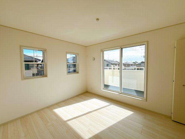 熊谷市石原　全２棟の寝室|２階居室は全室収納あり！たっぷりある収納活用でお部屋もキレイを保てます♪