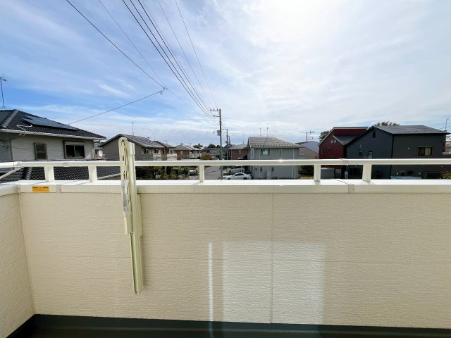 熊谷市石原　全２棟のバルコニー|奥行を広めに取ったバルコニー♪家族分の洗濯物もしっかり干せます。日当たりも良く、毎日のお洗濯が楽しくなりそう♪