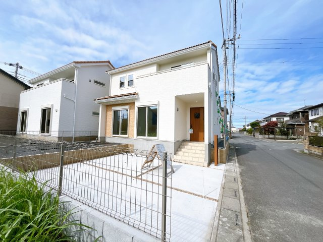 熊谷市石原　全２棟の前面道路含む現地写真|前面道路は閑静な住宅地をはしる車通りの少ない道路。お車の出し入れが苦手なママや小さなお子様にも安心ですね。しっかり舗装もされているので、ベビーカーや自転車で通っても快適に通行できます。