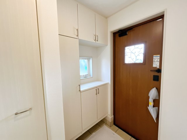 熊谷市石原　全２棟の玄関|ガラススリットの入った玄関ドアは室内に光を届けてくれる大事な存在です。