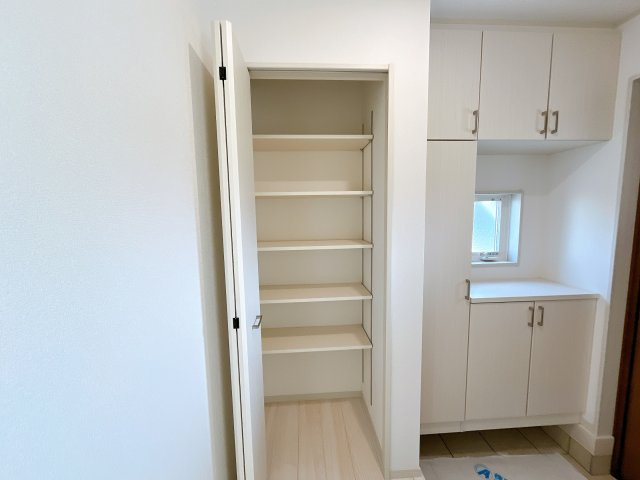 熊谷市石原　全２棟の収納|明るく清潔感のある玄関でお客様を迎えるスペースをパッと明るい印象に！大容量の収納力で大家族の履物もすっきり収納できます♪
