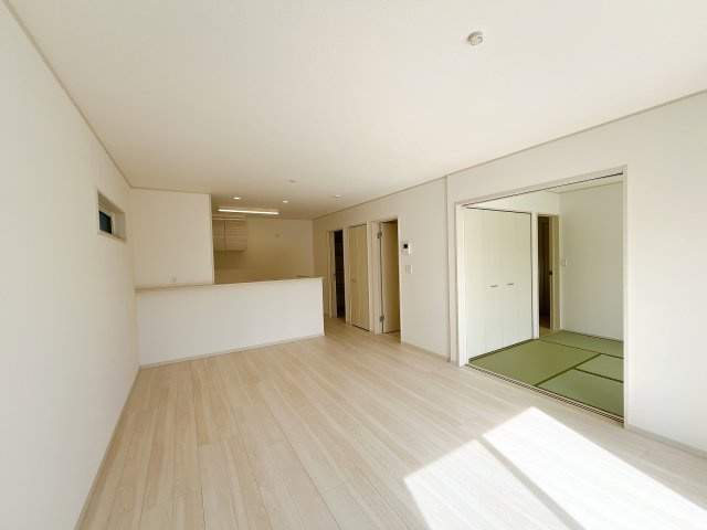 熊谷市石原　全２棟の居間・リビング|広々リビング×対面キッチンで家族の会話も弾みます♪家族団らんの秘訣は間取りにあり☆夢のマイホームを一緒に叶えましょう！