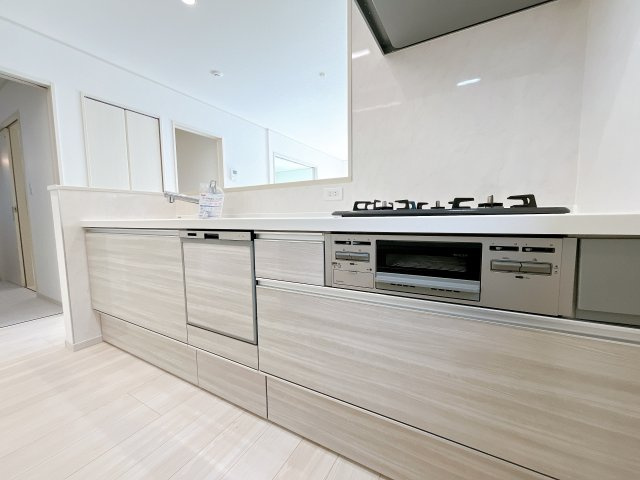 熊谷市石原　全２棟のキッチン|キッチンの収納も充実☆食洗器完備で家事も楽々♪生活の質が向上すること間違いなしの充実設備です。