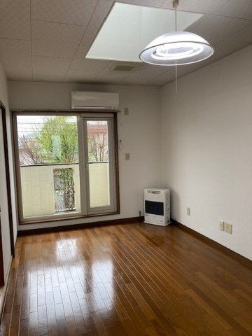 十和田市元町西１丁目のアパートの居間・リビング|こちらの居間で趣味の時間をお楽しみください