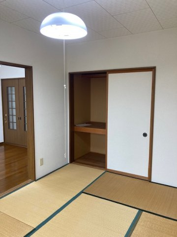 十和田市元町西１丁目のアパートの和室|柔らかい畳が心地よい和室