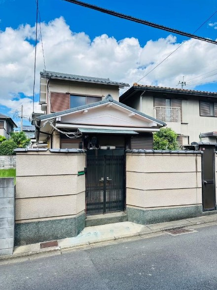 深草瓦町　建築条件無土地の外観|【現在古家が建っております】
こちらのおうちを解体し、おうちをご建築していく流れになります！現地へ足を運んで実際の大きさを体感してみませんか？