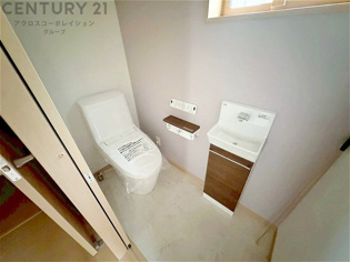 温水洗浄便座付トイレは温水洗浄機能により、暖かい水でおしりを洗浄することができ、冷たい水を使う従来の便座に比べ、温水洗浄機能で暖かいトイレを提供し、快適な使用を可能にします。
