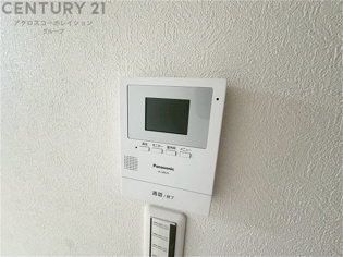 訪問者が来たときにテレビ画面で確認できるため、安心してドアを開けられます。録画機能があるものもあり、留守中に来訪者を記録しておくことができます。利便性が高く、セキュリティ面でも安心です
