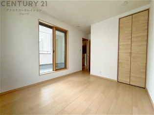 明るい色合いのフローリングとクロスを使用した洋室は家具やインテリアとも調和しやすく空間が広く感じられ開放感を生み出します。自然光を効果的に反射し、室内を明るく保つため、日中の照明使用を抑えられます。
