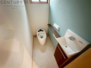 各階にお手洗いがございます。