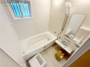 ユニットバスは省スペースでありながら、シンプルな設計と使いやすさを備え、簡便なメンテナンスが可能です。大きな窓付きで換気にも便利です。またミラー・小物置き場もあり便利です。