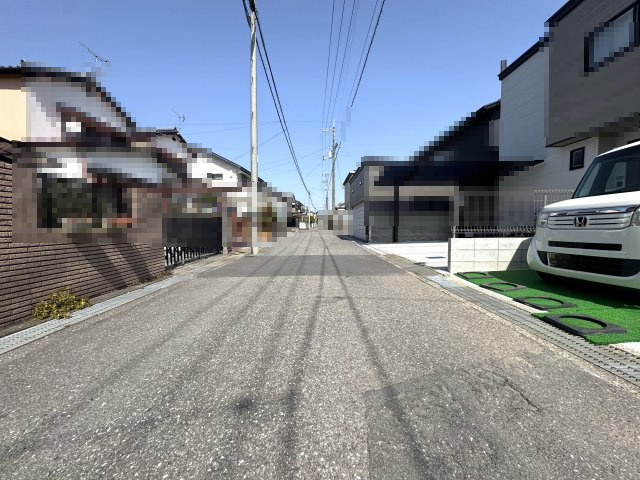 高知市介良の前面道路含む現地写真|西側から東向きを撮影。本物件は画像の右側です。