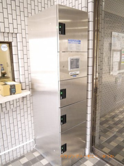 【エントランス】 | デザインタイルがお洒落なエントランス内部。