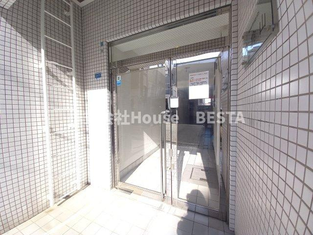 Apartments　大倉山のエントランス