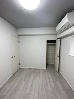 【洋室】 | グラン・ドムール府中 | 4.2帖　洋室　4.2帖とコンパクトなお部屋ですが、奥行きのある収納付きなので収納も安心です