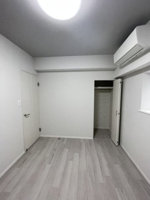 【洋室】 | グラン・ドムール府中 | 4.2帖　洋室　4.2帖とコンパクトなお部屋ですが、奥行きのある収納付きなので収納も安心です