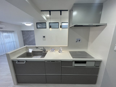 【キッチン】 | グラン・ドムール府中 | 食洗器付きシステムキッチン　リビングの様子がよく見えます