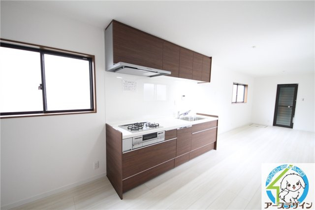 明石市大久保町八木の中古一戸建の内装|明るい色調の室内です