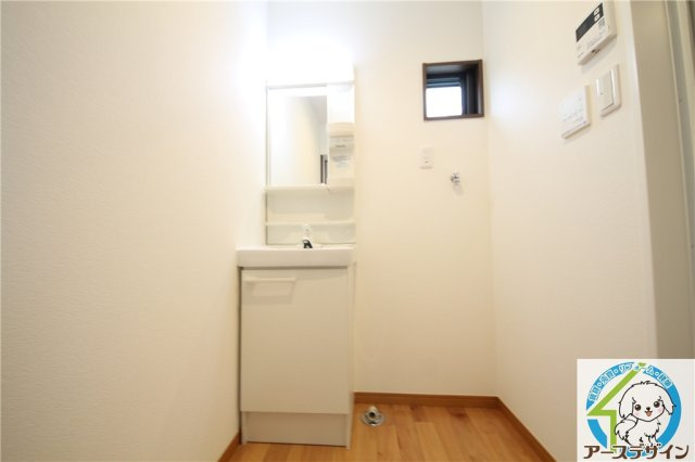 明石市大久保町八木の中古一戸建の独立洗面台|独立洗面台、小物を置くことができて便利です