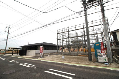 【前面道路含む現地写真】 | クレイドルガーデン宇部市床波第２（１号棟） | 現地(2024年10月24日撮影)
明るい日差しが差し込む現地。車もゆったり駐めることが出来ます。ぜひ現地をご覧下さい。
