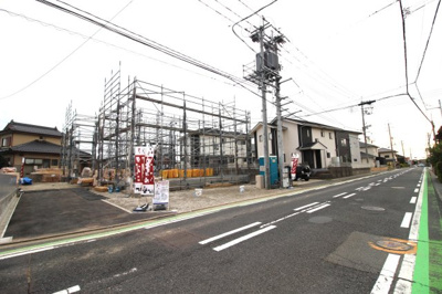 【前面道路含む現地写真】 | クレイドルガーデン宇部市床波第２（２号棟） | 現地(2024年10月24日撮影)
明るい日差しが差し込む現地。車もゆったり駐めることが出来ます。ぜひ現地をご覧下さい。
