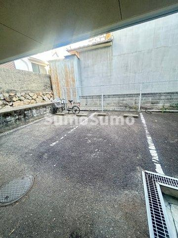 神戸市灘区楠丘町６丁目のアパートの駐車場