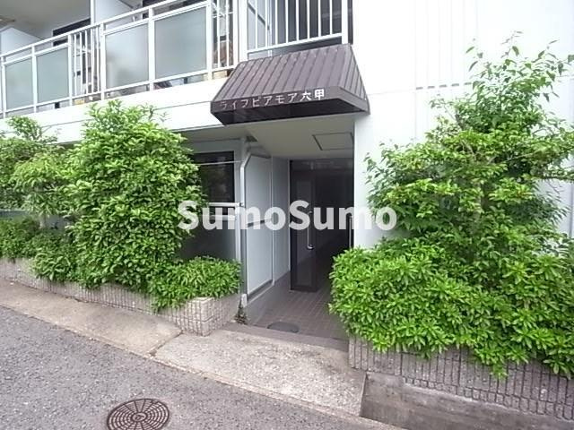 神戸市灘区楠丘町６丁目のアパートのエントランス