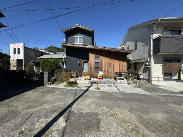 水源町　中古戸建　の前面道路含む現地写真